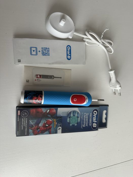 Szczoteczka elektryczna Oral B pro kids 3+ i zestaw 4 końcówek