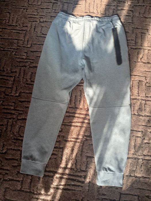 Сірі спортивні штани nike tech fleece