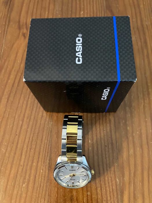 Relógio Casio M/F em dois tons.