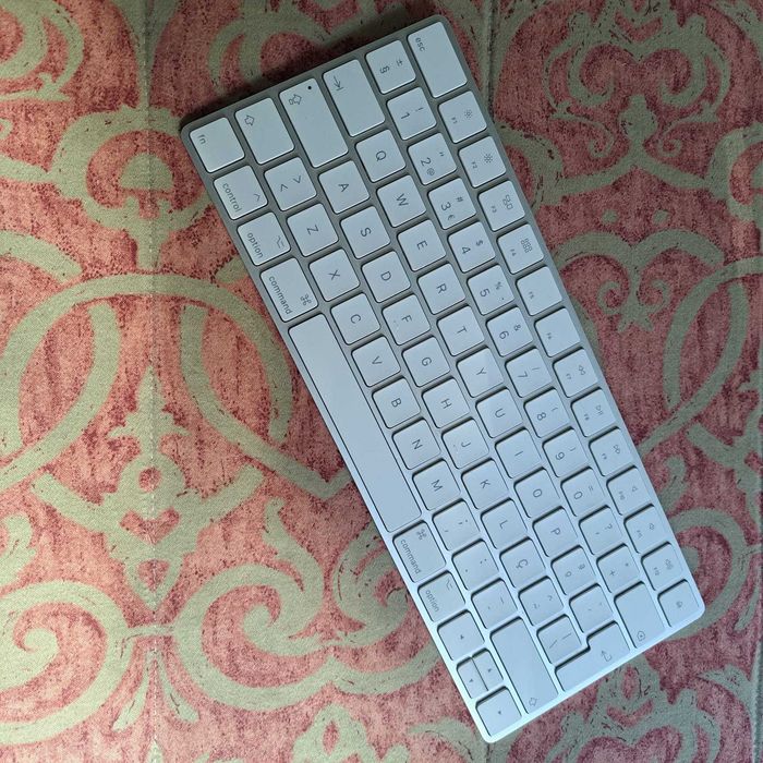 Apple Magic Keyboard PT com caixa original e cabo