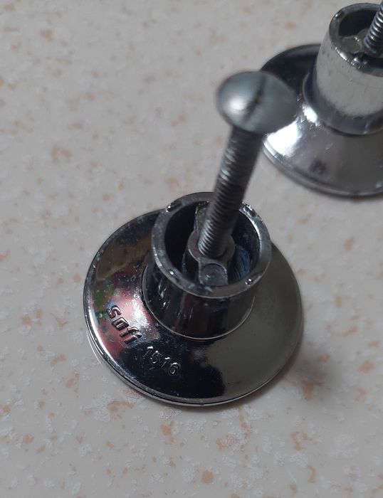 Puxadores de metálicos pequenos.