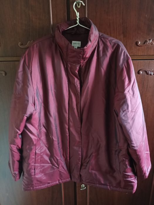 Бордова осіння-весняна куртка