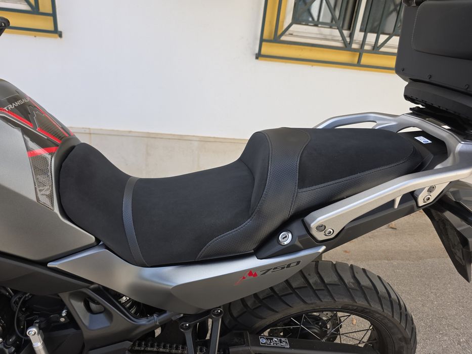 Honda Transalp 750, muito equipada!