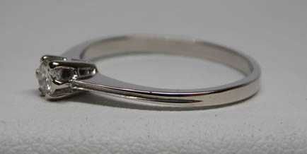 Pierścionek z diamentem brylant 0,13 ct. Białe złoto.