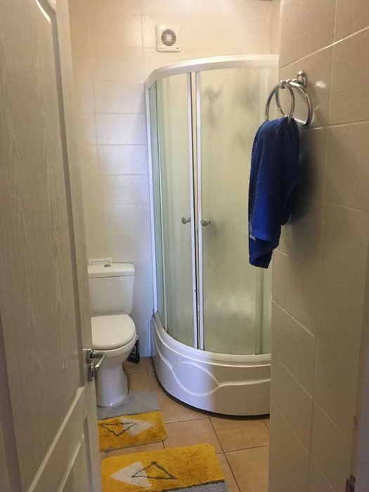 Подобова оренда сучасного будинку на березі Дніпра в сосновому лісі.