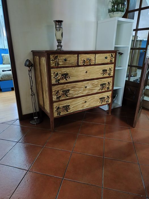 Cómoda centenário do tempo D. Maria 2 com acabamentos de pintura á mao