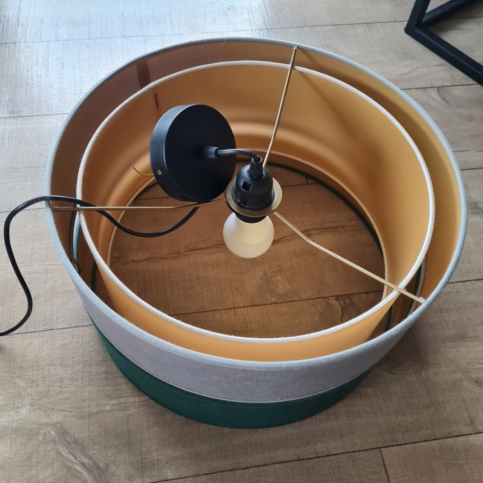 Przytulna wisząca lampa