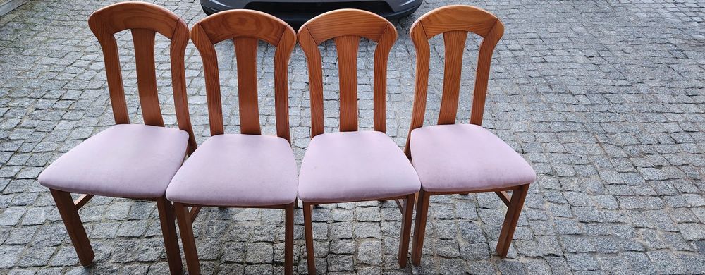 Conjunto de 4 cadeiras de madeira com o assento forrado