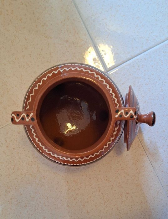 Pote em louça de barro vermelho