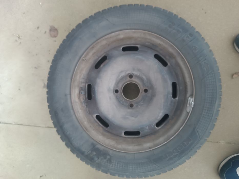 Komplet felg stalowych z kołpakami i 4x108 15 cali opony zimowe 185/65
