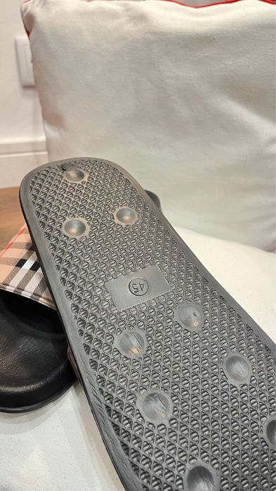 Chinelo Burberry