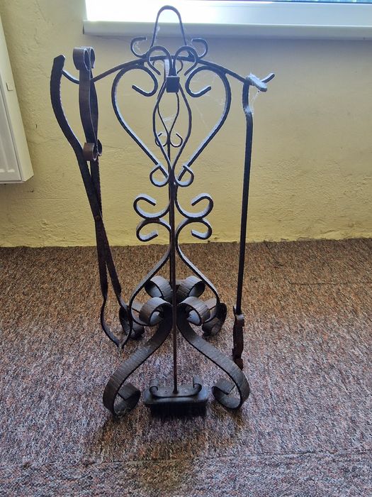 Przybory do kominka na stojaku.