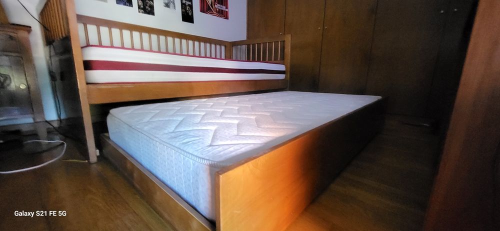 Cama de madeira maciça,  com gaveta