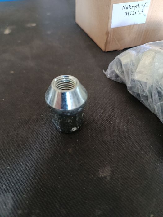 Nakrętki M12x1.50 klucz 19 , 20 sztuk