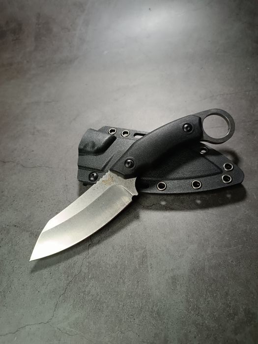 Тактический фиксированный нож с черной рукоятью и кольцом