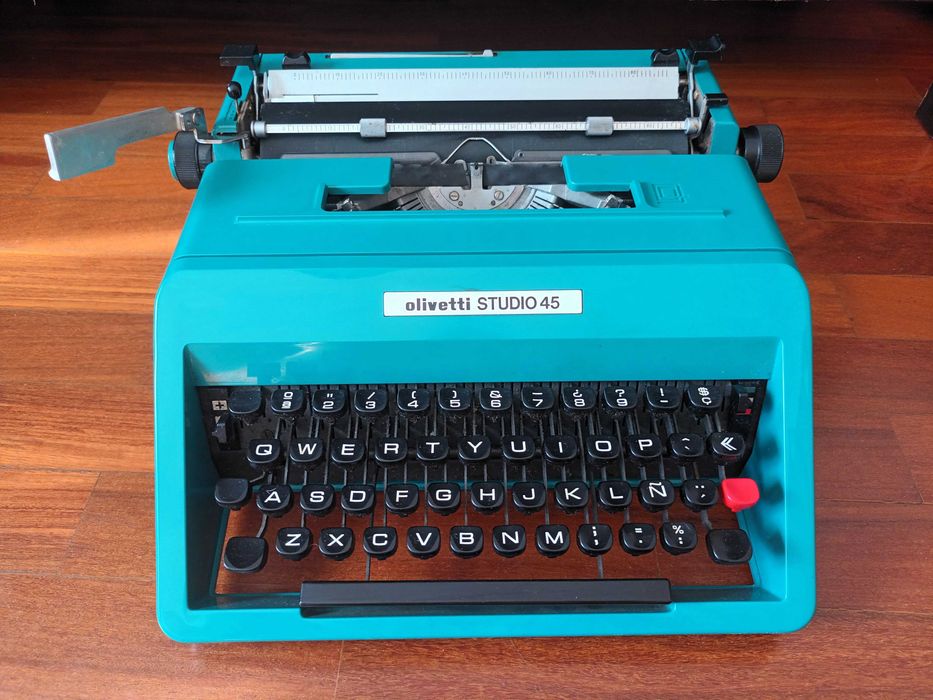 Máquina de escrever Olivetti Studio 45