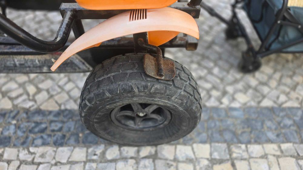 Vendo ou alugo Quadriciclo Carro a pedais Berg, 4 lugares, 4 cintos segurança, capota em lona + atrelado