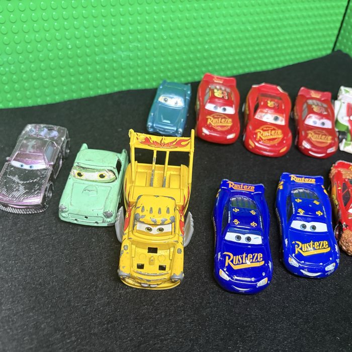 металлические машинки и карточки по мотивам мультфильма «Тачки»
