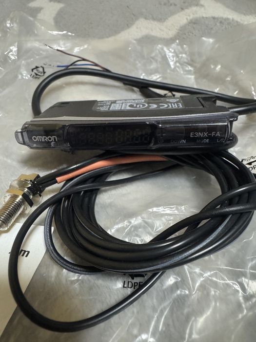 Omron wzmaczniacz światłowodowy + czujnik
