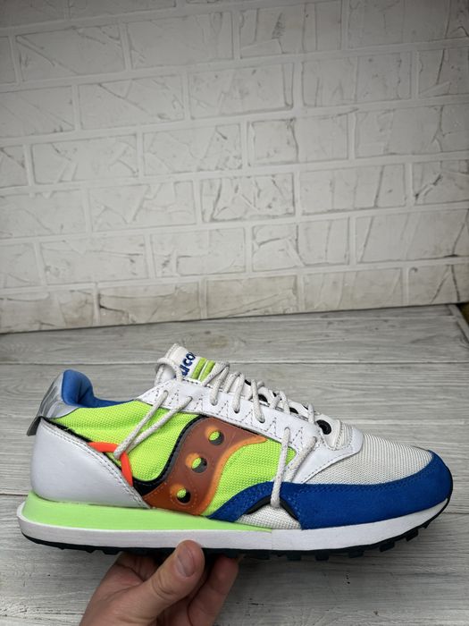 Модные стильные кроссовки saucony jazz dst из коллекции abstract