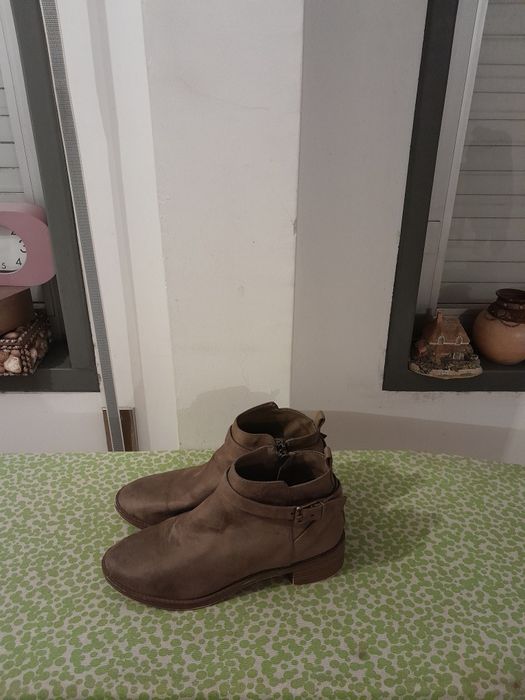 Vendo Botas de Senhora BERSHKA muito bonitas como novas