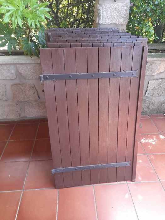 Portadas de madeira, com ferragens, janelas e portas de varanda