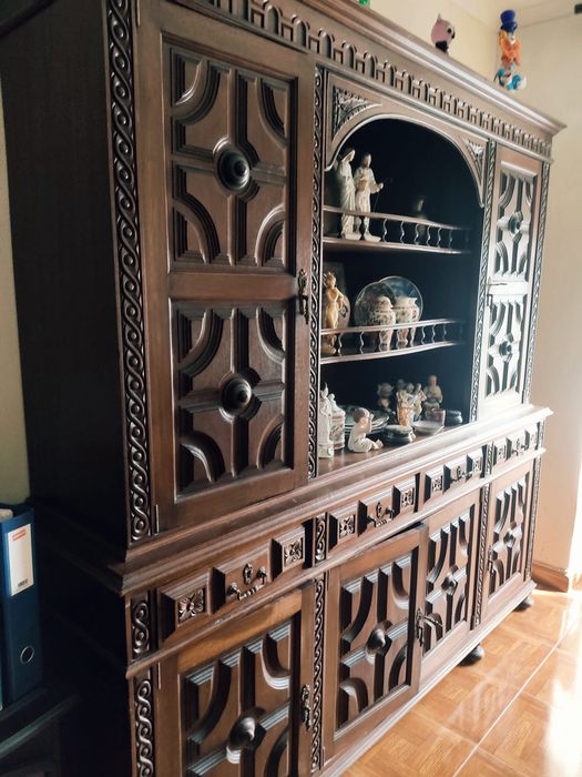 Móvel antigo louceiro