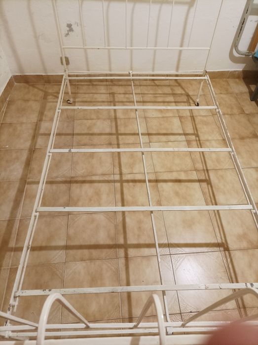 Cama de ferro antiga