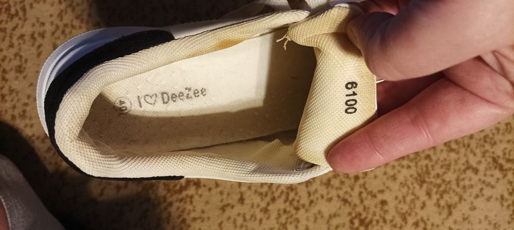 Białe adidasy  Dee Zee  rozmiar 40 na grubiej podeszwie.