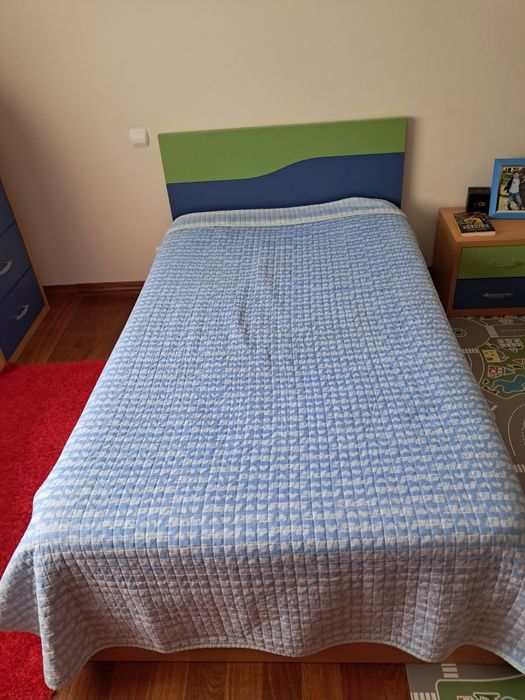 Cama com estrado elevatório