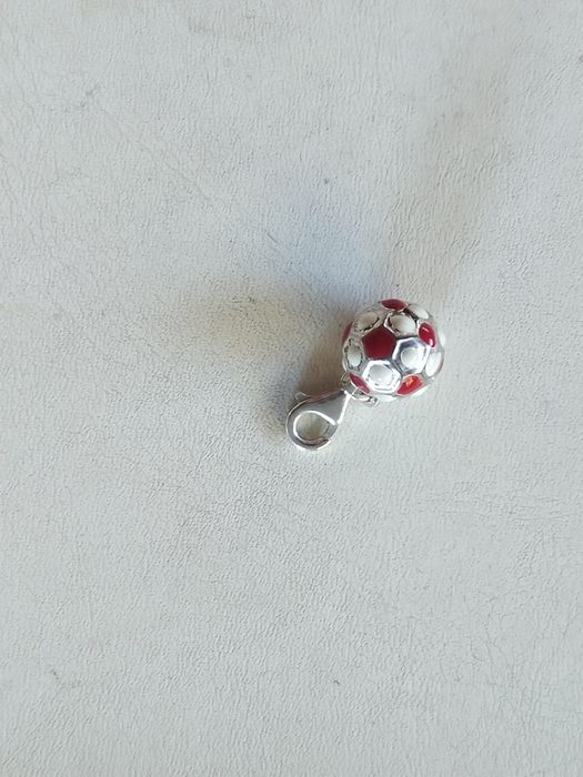 Srebrny Charms piłka