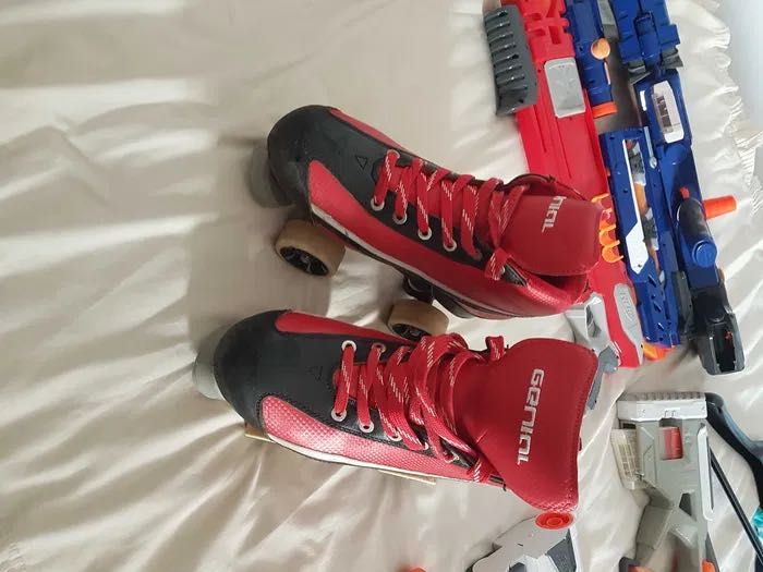 Patins de hoquei e joelheiras