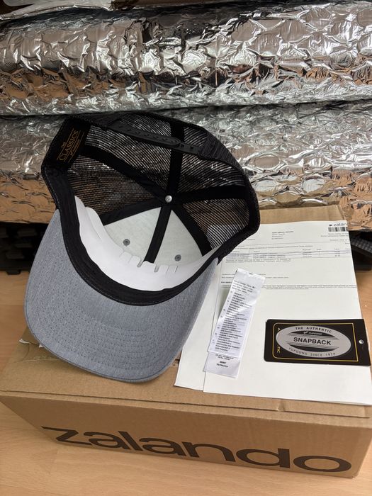 Nowa z metką Szara czarna czapka z daszkiem Flexfit