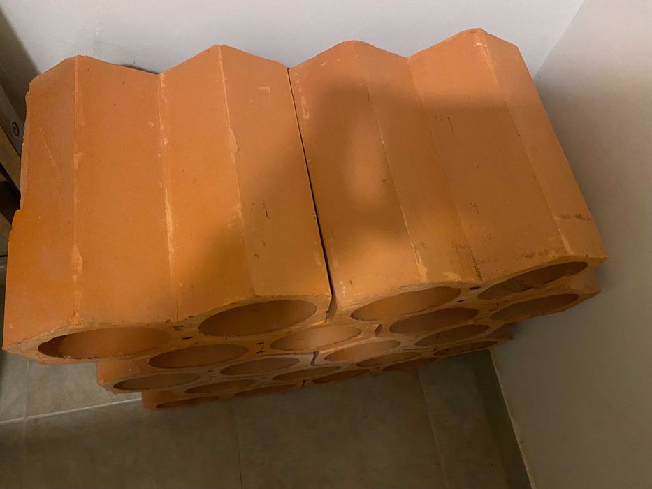 Suportes em tijolo para garrafa de vinho