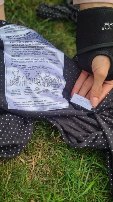 Chusta elastyczna solly baby czekoladowa w białe kropki