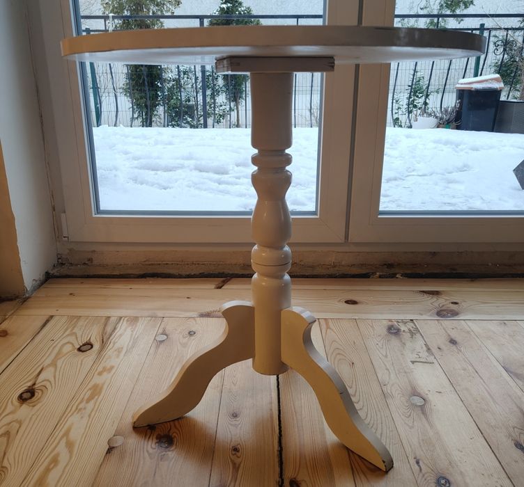 Stolik biały okrągły na 3 nóżkach