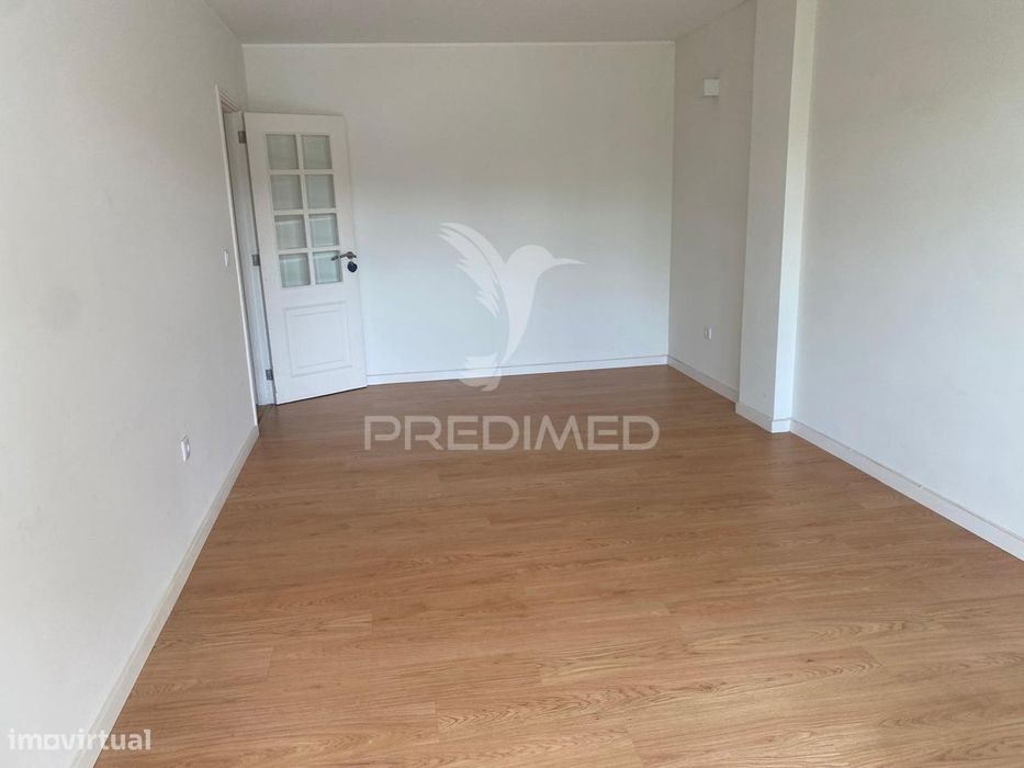 Arrenda-se T2 remodelado com garagem em Montes Burgos