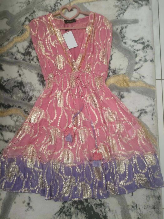 Różowo fioletowa sukienka w stylu boho Bibione
