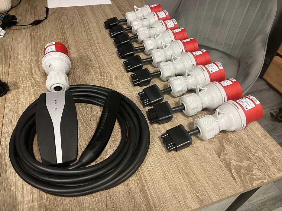Оригінальний червоний штекер для зарядного пристрою Tesla (32А, 7 kWt)