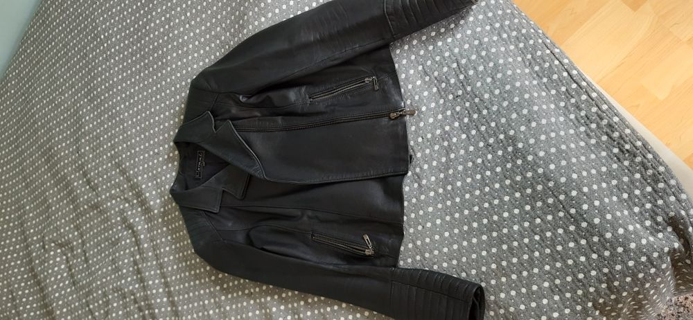 Жіноча шкіряна куртка