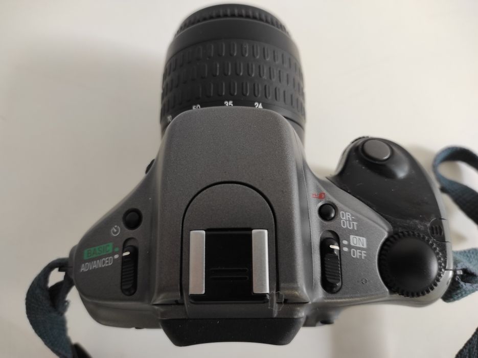 Máquina fotográfica Nikon Pronea 600i com objectiva Nikkor 24-70mm