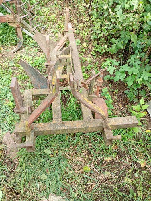 Плуг трьох корпусний 3/25