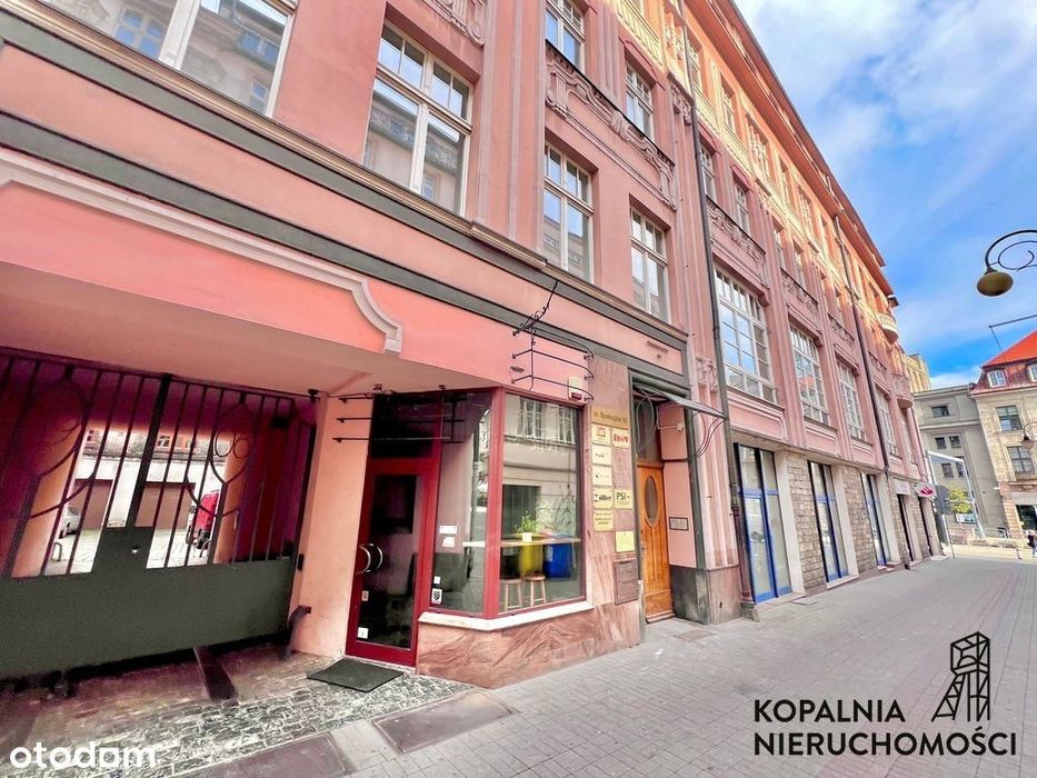 Deptak przy rynku piękna kamienica miejskie