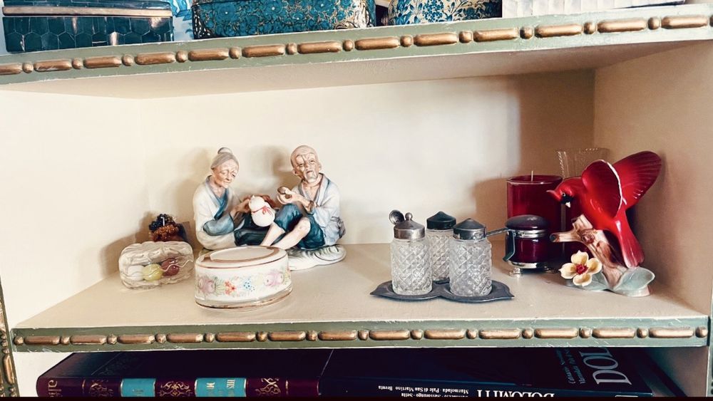 Jarras, porcelanas e bibelots decorativos de sala