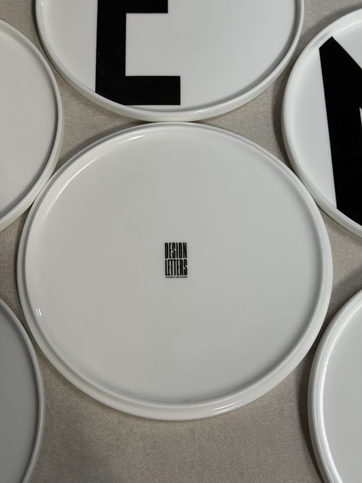 Zestaw talerzy Design Letters Arne Jacobsen