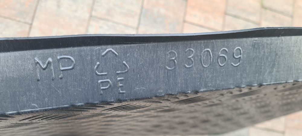 Mata bagażnika corolla kombi dolne położenie  od 2018
