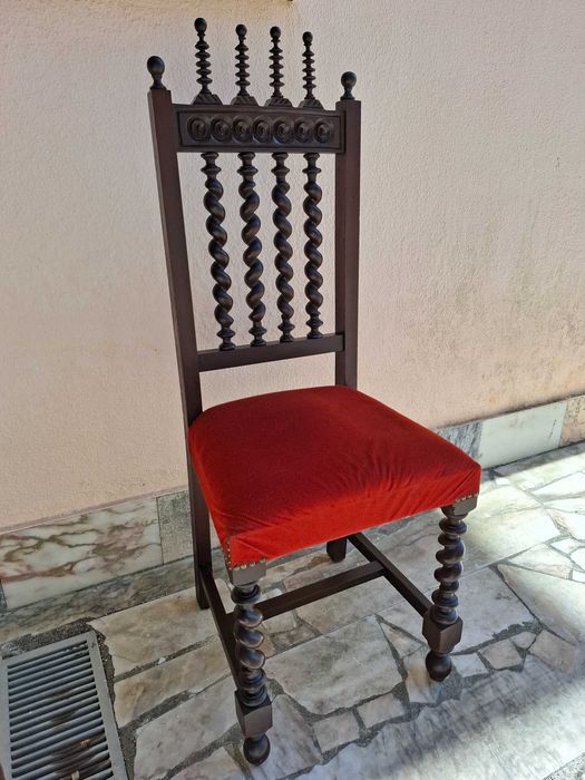 Mesa de apoio/centro sala e ofereço cadeira antiga
