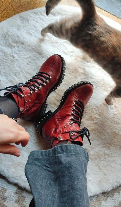 Botas vermelhas em pele