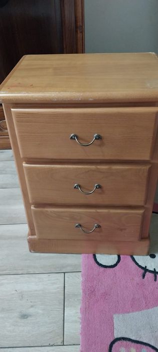 Cama de solteiro com criado mundo