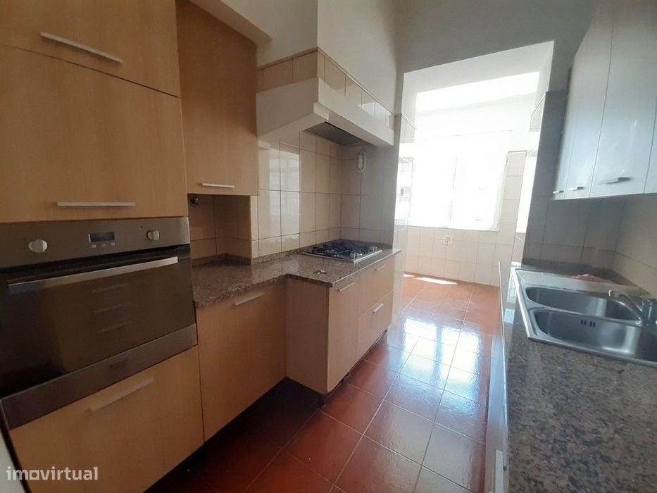 T2 remodelado e semiequipado na Amadora - Estação